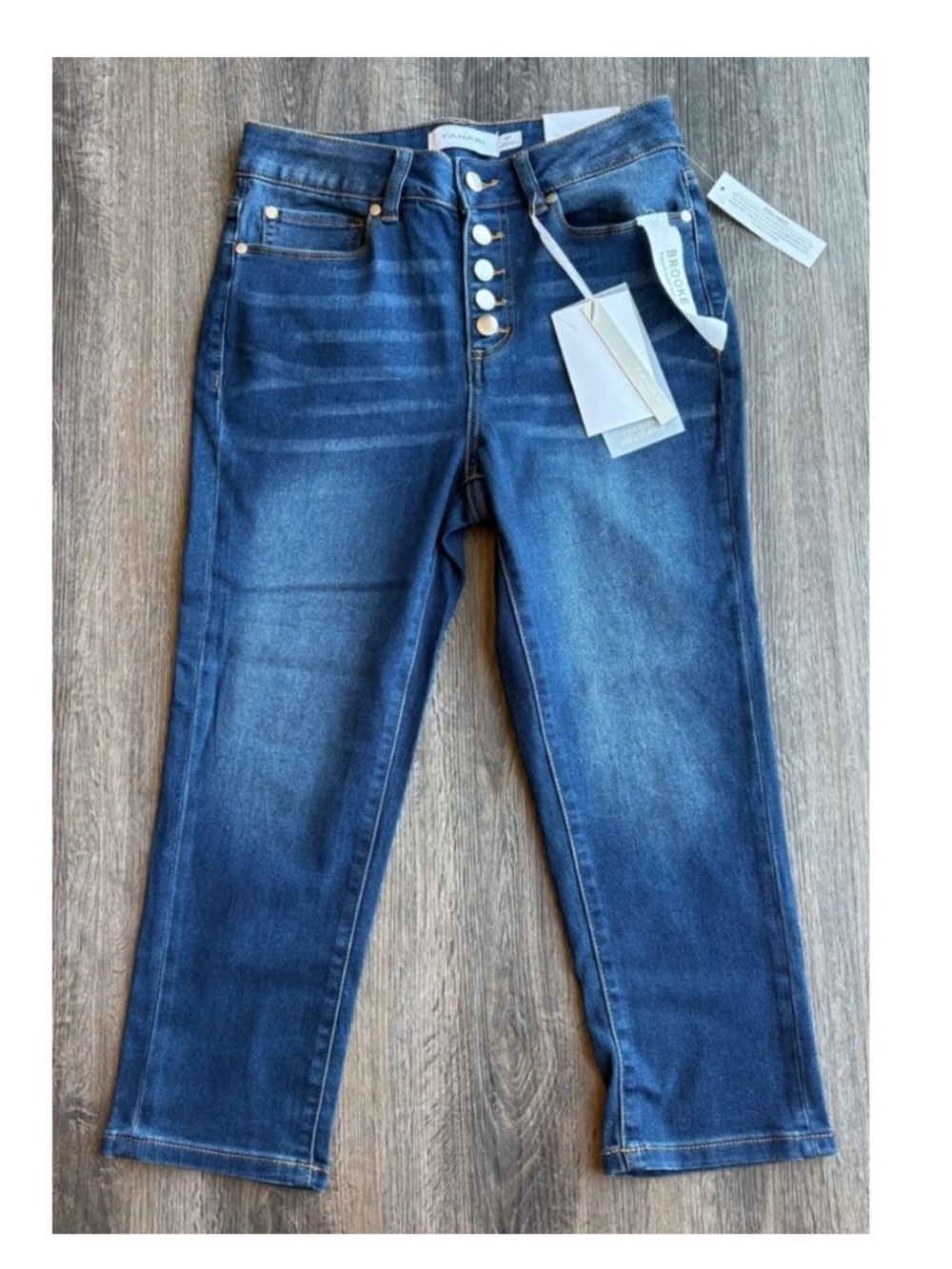 Tahari nwt size 4p Brooke Exposed Button high rise capri jeans